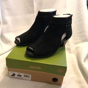 Earth Intrepid Black Soft Buck Sandal  9.5